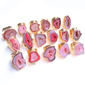 Vari stili di anelli con geode di agata naturale e fasce dorate martellate da donna