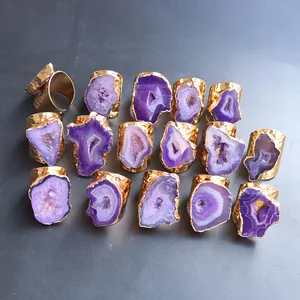 Vista detallada de varios anillos de geoda de ágata púrpura con bandas de oro martillado