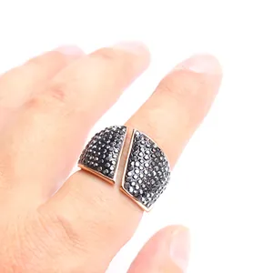 Auffälliger Edelstahlring in Roségold mit schwarzen Zirkonia-Steinen im Pavé-Design für Damen
