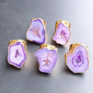 Dettaglio di cinque anelli in agata viola naturale con bordi placcati oro lucido