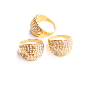 Dreiteiliges Set goldene Edelstahlringe mit funkelndem Zirkonia-Pavé für Damen