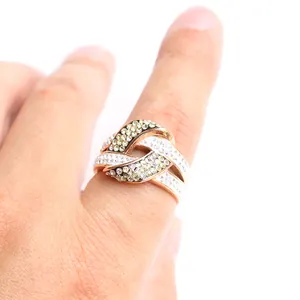 Anillo de nudo entrelazado en oro rosa con pedrería blanca y amarilla incrustada