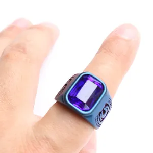 Anillo vintage para hombre azul con gran gema púrpura rectangular y relieves finos