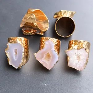 Dettaglio dell'anello in ottone dorato martellato con fetta di geode di agata naturale