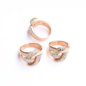 Tres anillos de acero inoxidable oro rosa con nudos trenzados y cristales brillantes