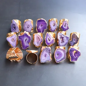 Set de anillos bañados en oro con geodas naturales de ágata púrpura y cristal druzy