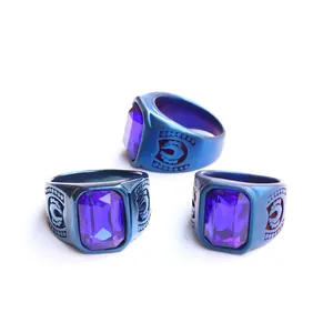Detalle de tres anillos para hombre en degradado púrpura con circonita cuadrada