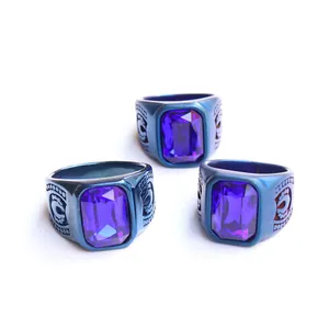 Detalle de anillo para hombre con gran gema púrpura rectangular y acabado en azul cobalto