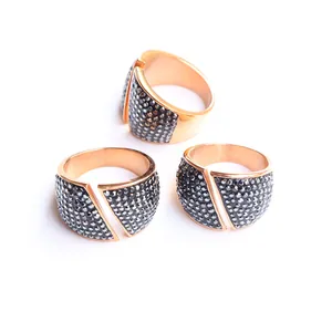 Roségoldener Edelstahlring, offen, mit Kristallbesatz und geometrischem Strukturdesign