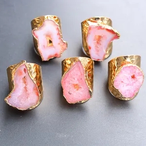 Set di 5 anelli con geode druzy rosa irregolare e fasce in ottone placcato oro martellato