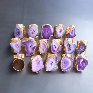 Vista superior de quince anillos de amatista natural con banda dorada martillada