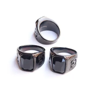 Anillos retro de acero inoxidable para hombre con circón negro y patrones en relieve