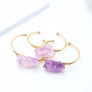 Ensemble de trois bracelets joncs dorés ornés de pierres de cristal violettes naturelles