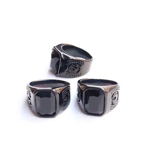 Vista de detalle de anillo para hombre con gema negra rectangular y grabados retro