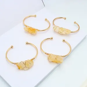 Set van vier goudvergulde armbanden met onregelmatige natuurlijke citrien kristallen