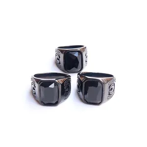 Vista macro de anillo vintage para hombre en acero negro con incrustación de circón