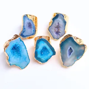 Set di cinque anelli con geode di agata blu naturale e fasce irregolari in ottone dorato