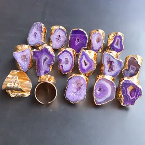 Vista superior de anillos de geoda de ágata púrpura natural con bandas doradas ajustables