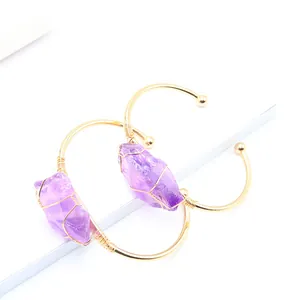 Paire de bracelets ouverts dorés ornés de cristaux d'améthyste violets et de fils enroulés