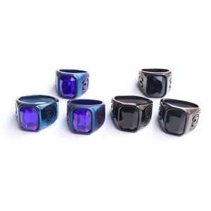Detalle de anillos para hombre con tótems de dragón en relieve y gemas incrustadas