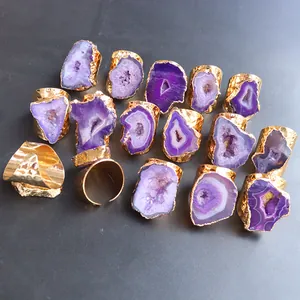 Varios anillos de geoda druzy púrpura irregular con bandas anchas de oro martillado
