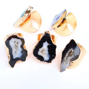 Set di cinque anelli in agata druzy irregolare con fasce martellate placcate in oro