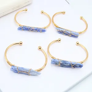 Set aus 4 vergoldeten Armreifen mit blauen Rohkristallen und handgefertigter Drahtwicklung