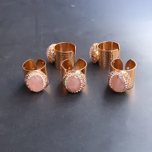 Juego de anillos dorados martillados con cristal rosa facetado y pequeños cristales blancos