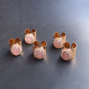Detalle macro del set de anillos de oro rosa con cristal rosa facetado y pavé brillante