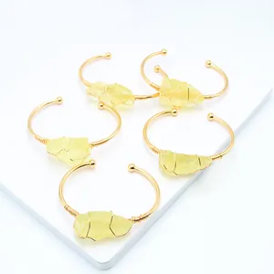Detail van handgemaakte citrien ruwe steen armbanden met draadwikkeling in een set van vijf