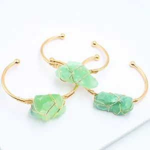 Detail van drie handgemaakte gouddraad armbanden met groene fluoriet stenen