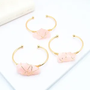 Handgemaakte gouden rozenkwarts armband met ruwe roze kristal en omwikkeld draadontwerp