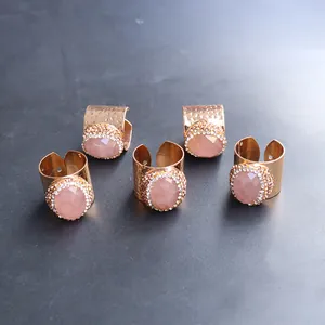 Set de cinco anillos de oro rosa con piedra natural rosa facetada y detalles de diamante