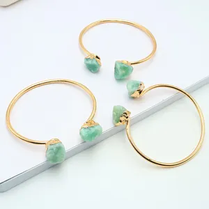Bracciale rigido aperto dorato con pietre naturali di avventurina verde dal design rustico