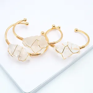 Bracciale artigianale in filo dorato con cristallo bianco naturale grezzo