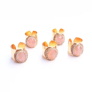 Anillo ajustable de oro martillado con cristal rosa y cristales micro engastados