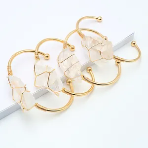 Set di 4 bracciali rigidi aperti fatti a mano con filo dorato e cristalli di quarzo