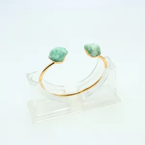 Bracciale rigido aperto dorato con pietre di avventurina verde grezza su bianco