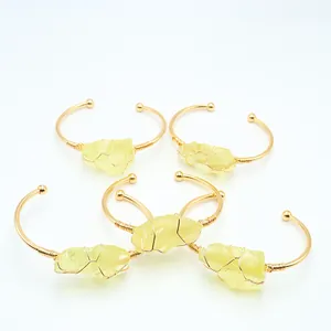 Set van vijf vergulde armbanden met ruwe citroenkwarts edelstenen omwikkeld met draad
