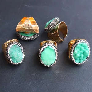 Set aus fünf Vintage Goldringen mit grünen Drusen-Achatsteinen und funkelnden Kristallen