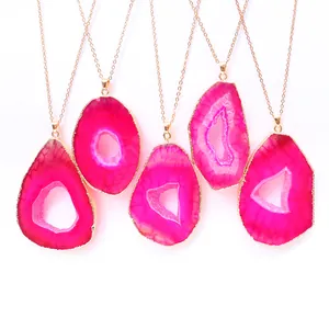 Collane con fette di agata naturale con bordi dorati e cristalli di geode fucsia vivaci