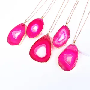 Set di cinque collane in agata naturale con geodi fucsia e bordi placcati in oro