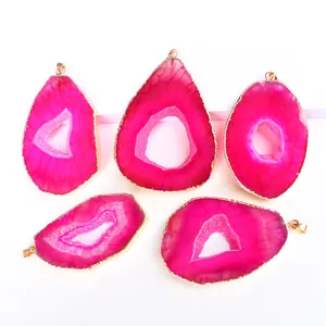 Set di cinque ciondoli in fetta di agata rosa con eleganti bordi placcati in oro