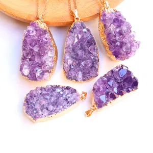 Natürliche Amethyst Drusen Kette mit vergoldeter Messingkante auf weißem Hintergrund