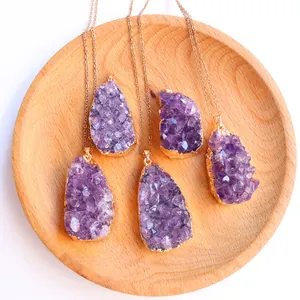 Natürliche Amethyst Drusen Anhänger mit vergoldeten Kanten an feinen Gliederketten