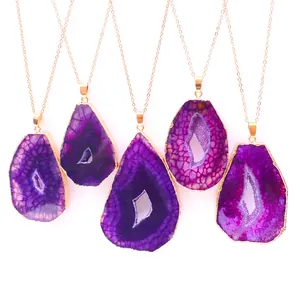 Dettaglio di cinque ciondoli in agata viola con eleganti bordi placcati in oro