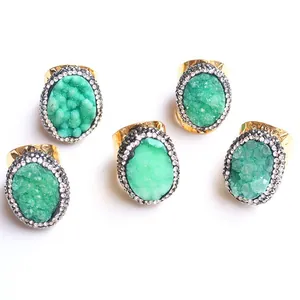 Fünfer-Set aus natürlichen grünen Achat-Druzy-Ringen mit Goldband und Strassrand