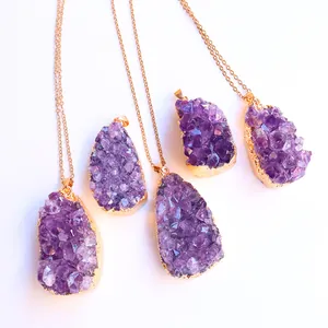 Detail von natürlichen Amethyst-Geoden-Anhängern mit galvanisierten vergoldeten Rändern