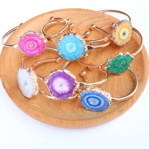 Brazaletes dorados bohemios con ágatas druzy coloridas y piedras de cristal puro