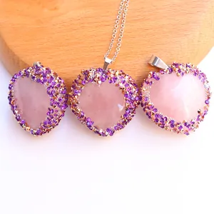 Nahaufnahme von Rosenquarz-Herzanhänger mit lila Strass-Inlay und silberner Kette